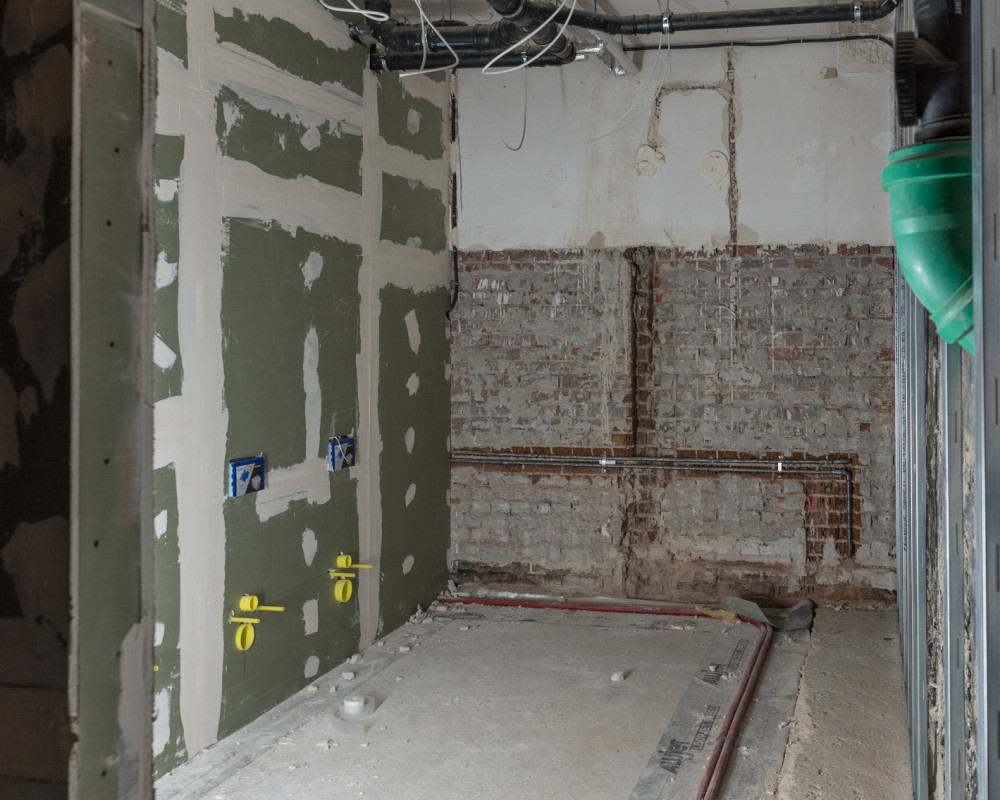 In den Toiletten- und Waschräumen im UG sind die Instalationswände geschlossen.