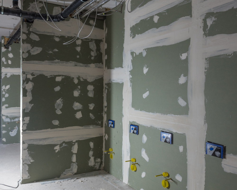 In den Toiletten- und Waschräumen im UG sind die Instalationswände geschlossen.