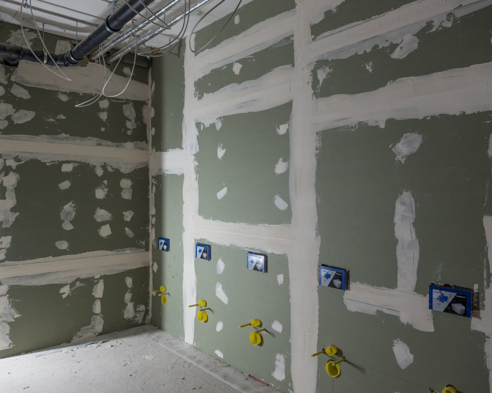 In den Toiletten- und Waschräumen im UG sind die Instalationswände geschlossen.
