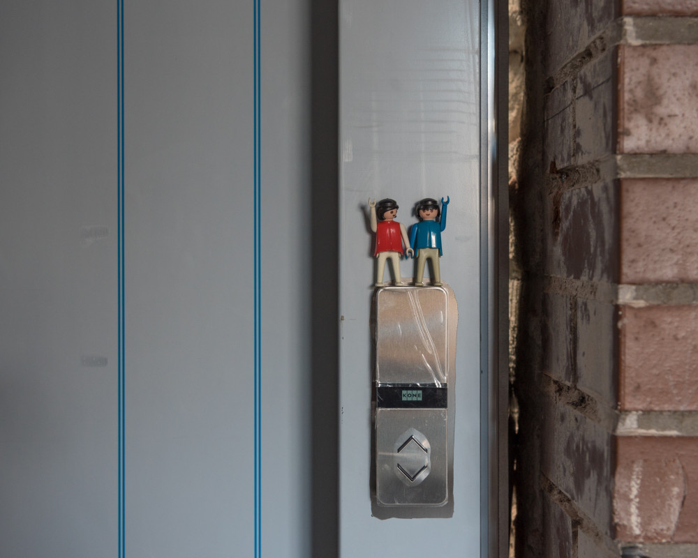 "Hurra, der Aufzug ist endlich da!"