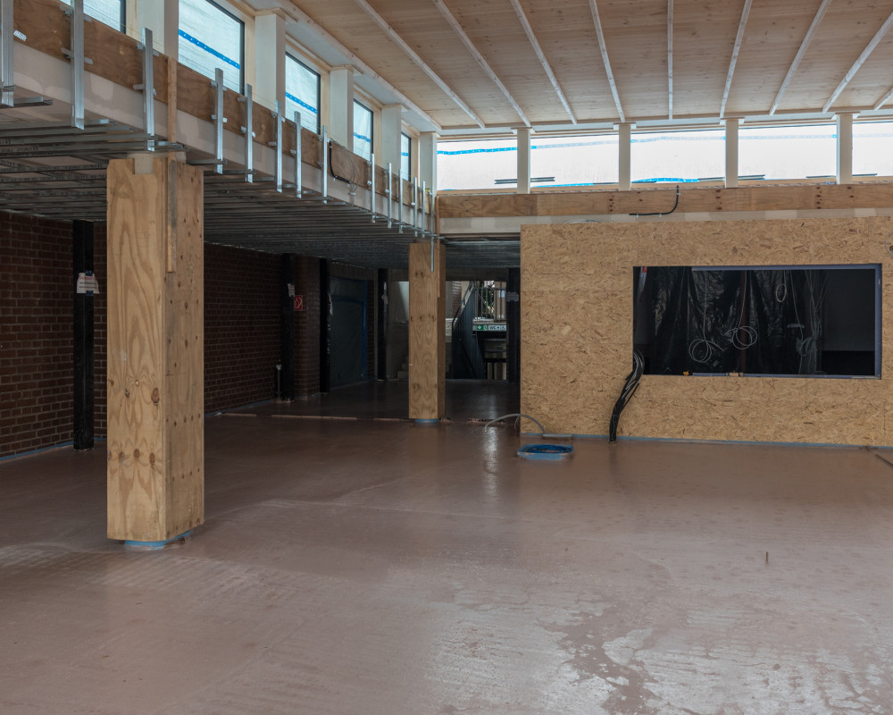 Der Estrich ist gelegt und der Küchenblock ist verschalt.