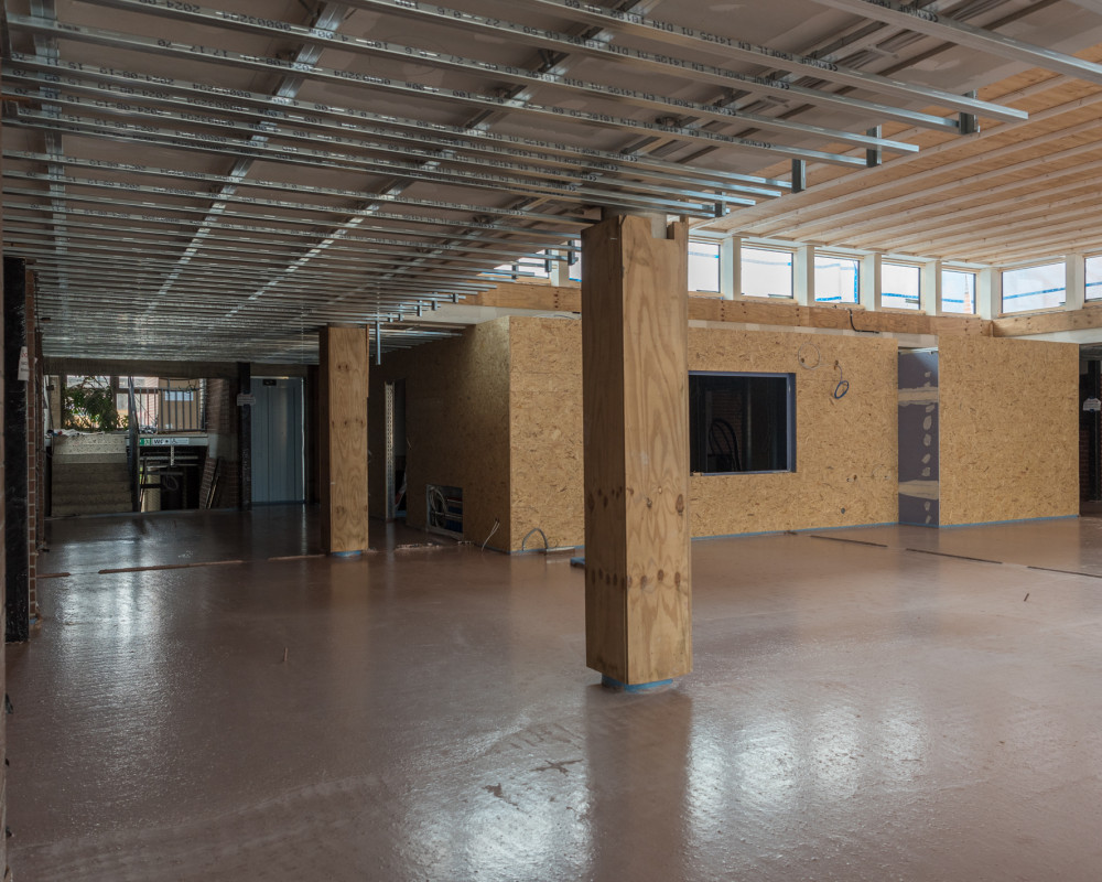 Der Estrich ist gelegt und der Küchenblock ist verschalt.