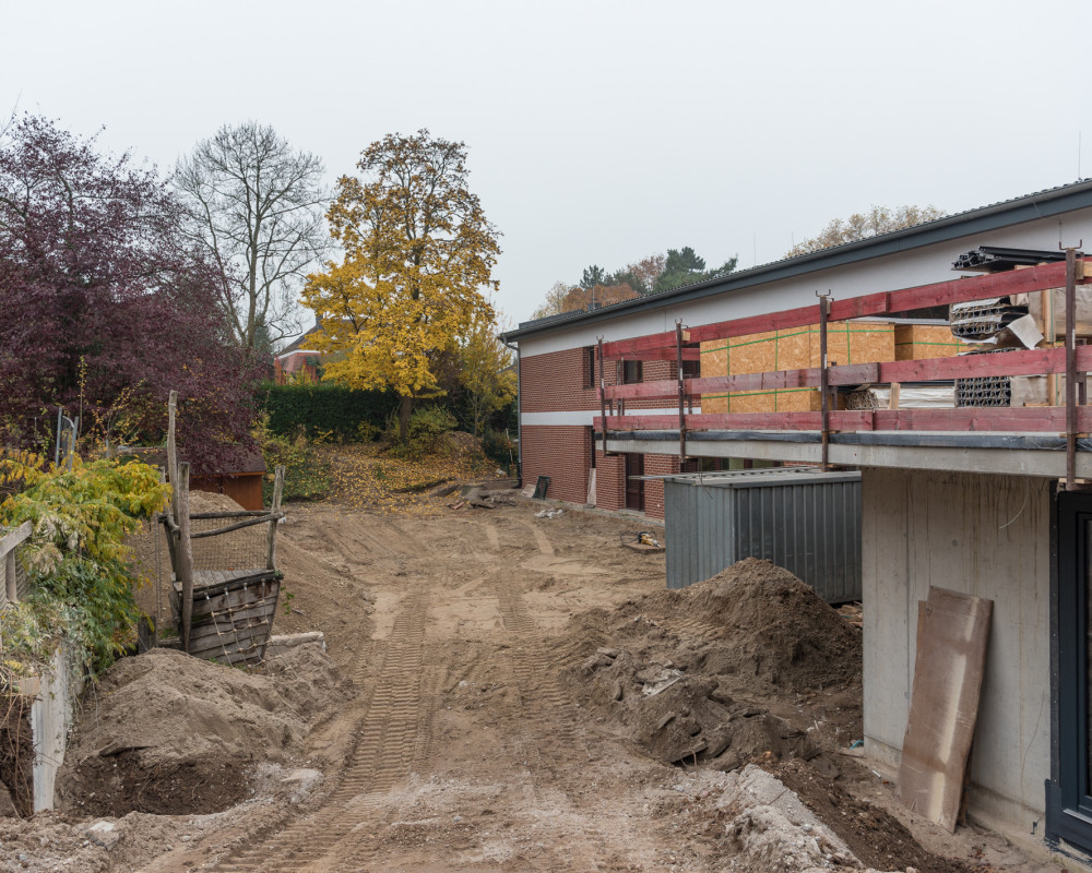 Im Kindergratenhof wird auch gearbeitet.