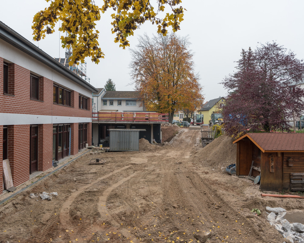 Im Kindergratenhof wird auch gearbeitet.