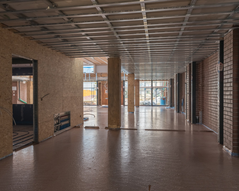 Der Estrich ist gelegt und der Küchenblock ist verschalt.