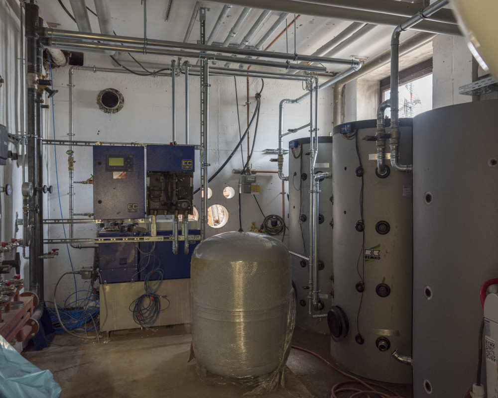 Die Heisswasserspeicher werden installiert