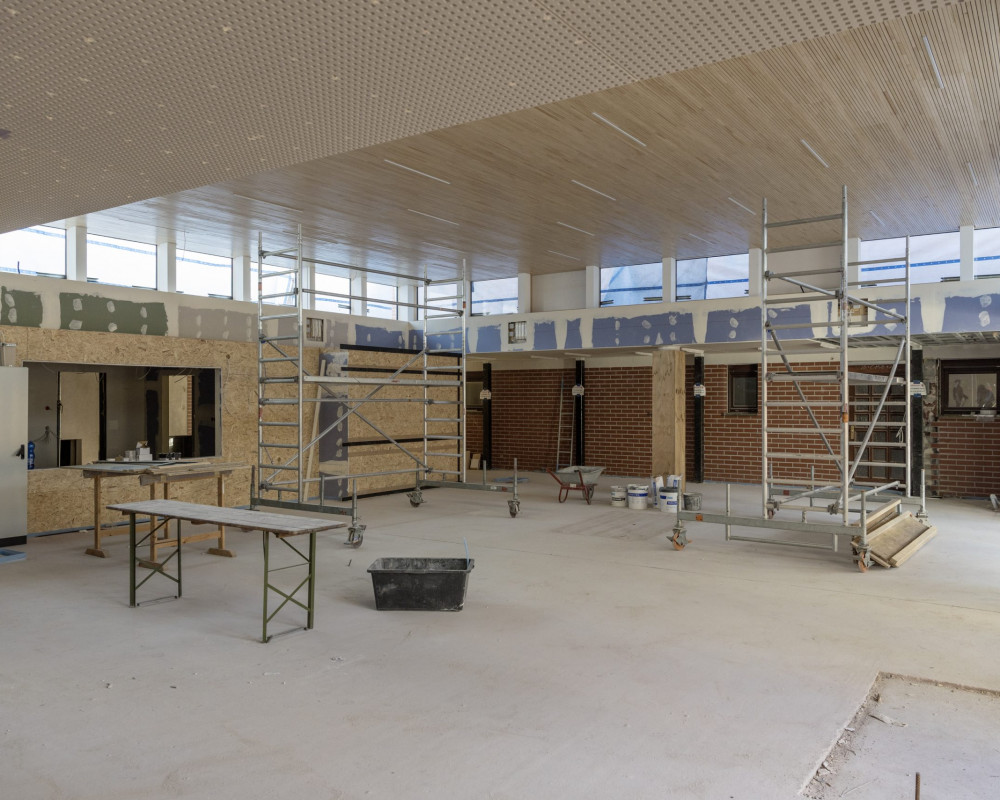 Die Verkleidung ist fertig und die Akustikdecke im Umgang ist fast ganz eingebaut.