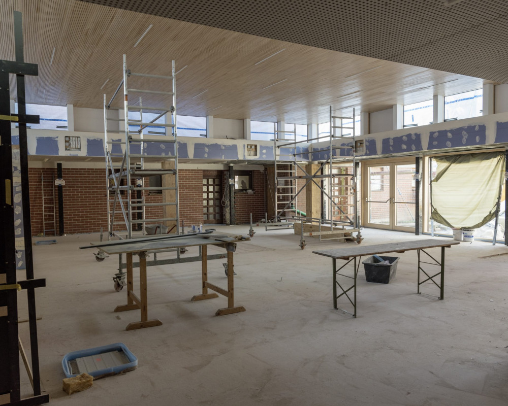 Die Verkleidung ist fertig und die Akustikdecke im Umgang ist fast ganz eingebaut.