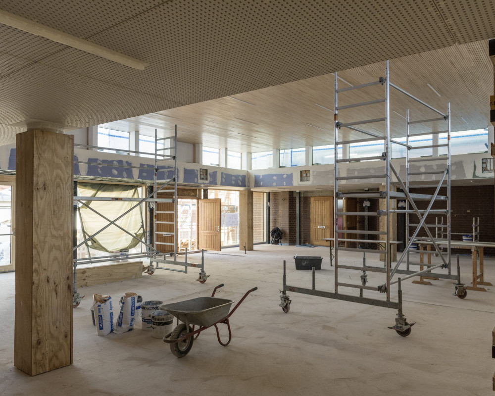 Die Verkleidung ist fertig und die Akustikdecke im Umgang ist fast ganz eingebaut.