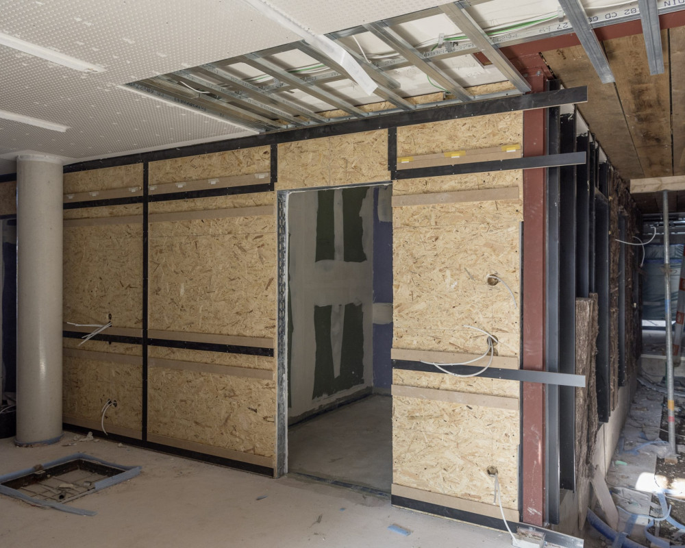 Die Verkleidung ist fertig und die Akustikdecke im Umgang ist fast ganz eingebaut.