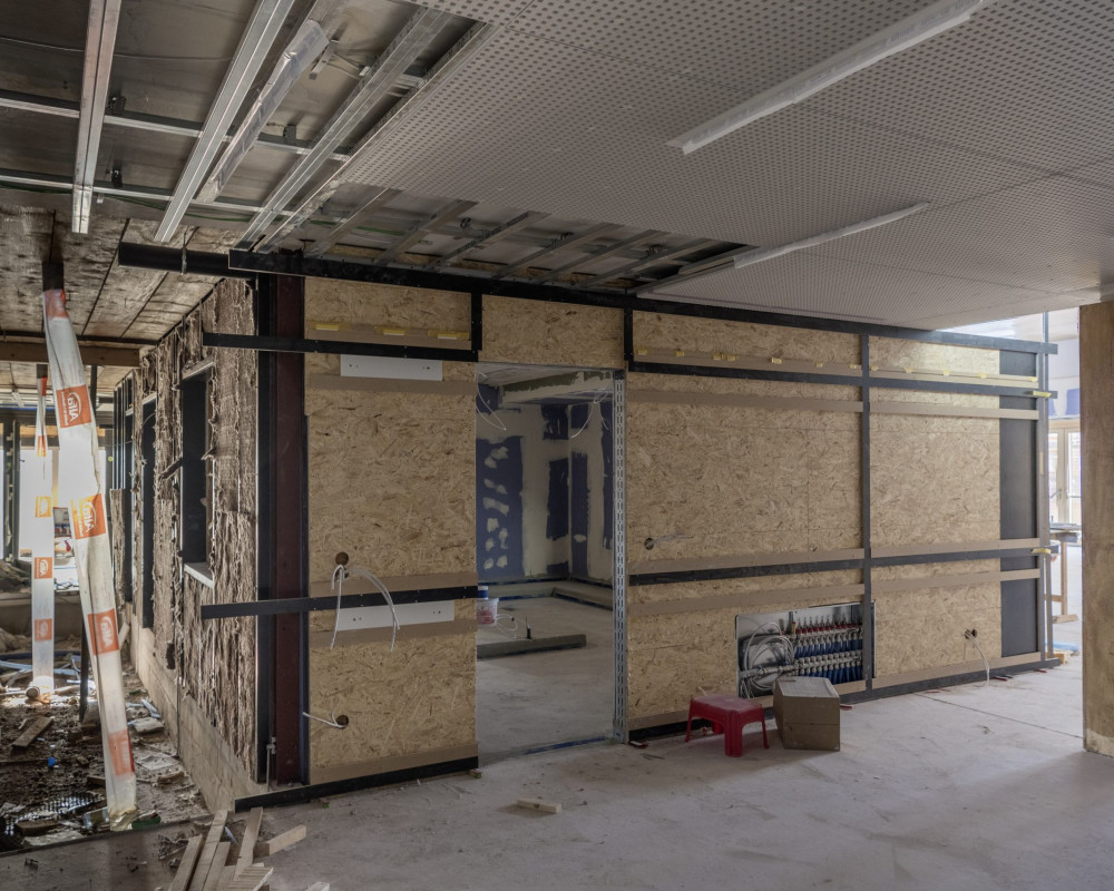 Die Unterkonstruktion für die Wandverkleidung wurde eingebaut.