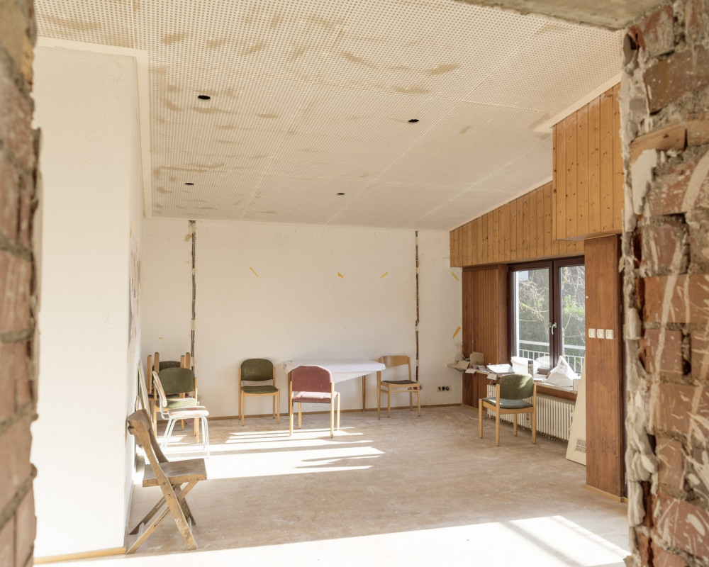 Die Akustikdecke wurde eingebaut.