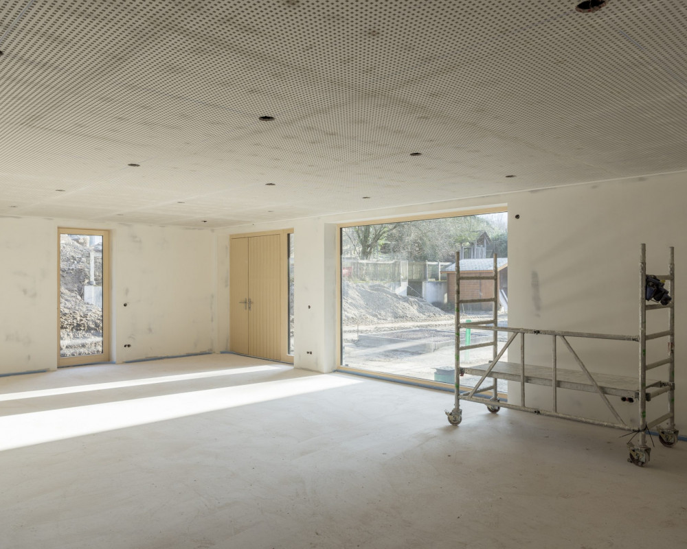 Die Akustikdecke wurde eingebaut.