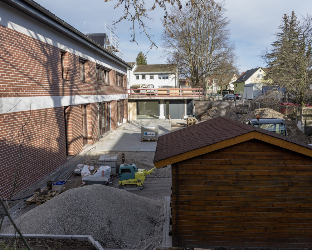 Die Pflasterarbeiten haben begonnen.