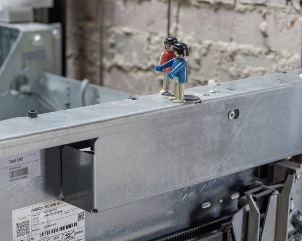 "Aha, und so sieht also der Fahrstuhl von oben aus!"