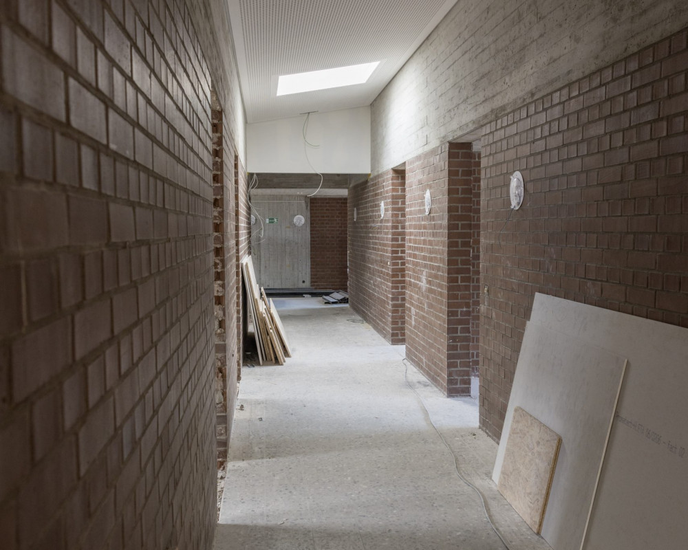 Die Akustikdecken sind fertig gestrichen.