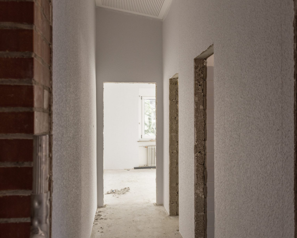 Die Akustikdecken sind fertig gestrichen und die Wände sind tapeziert.