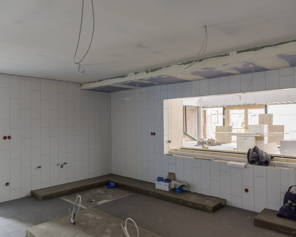 Die Küche ist fertig gefliest.