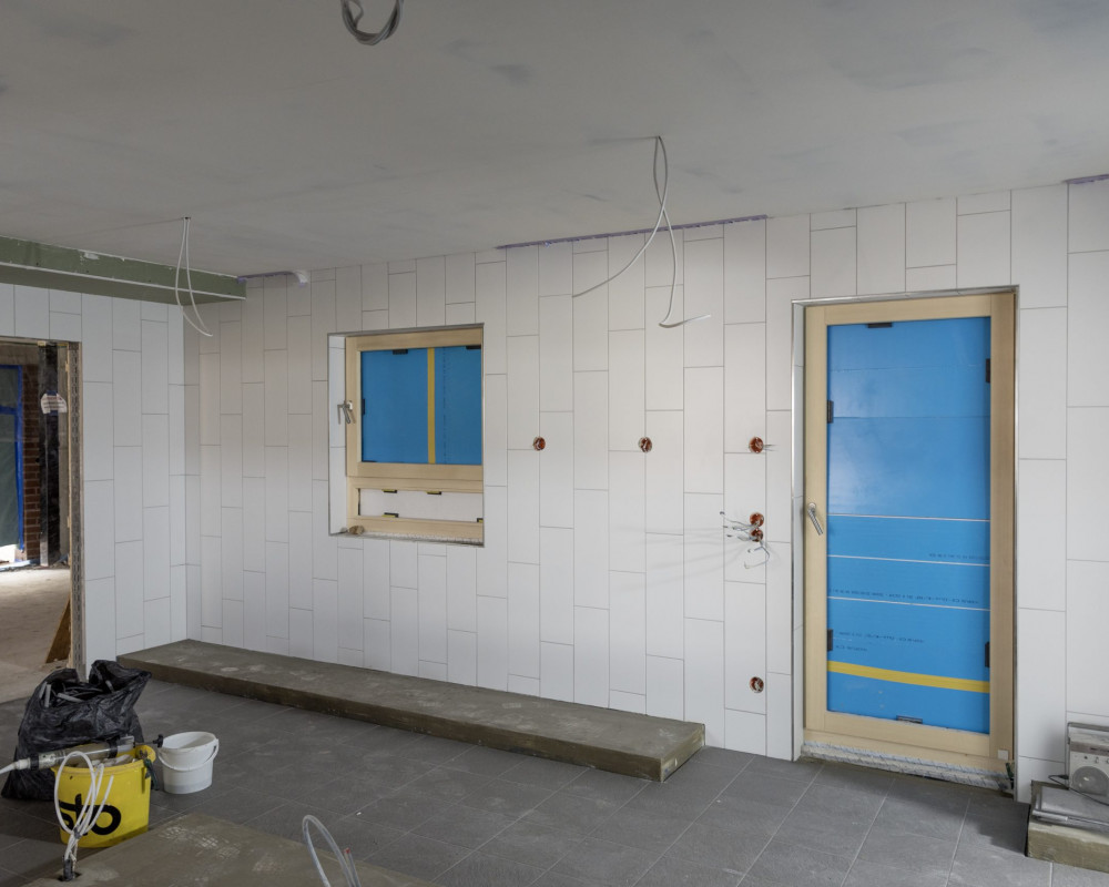 Die Küche ist fertig gefliest.