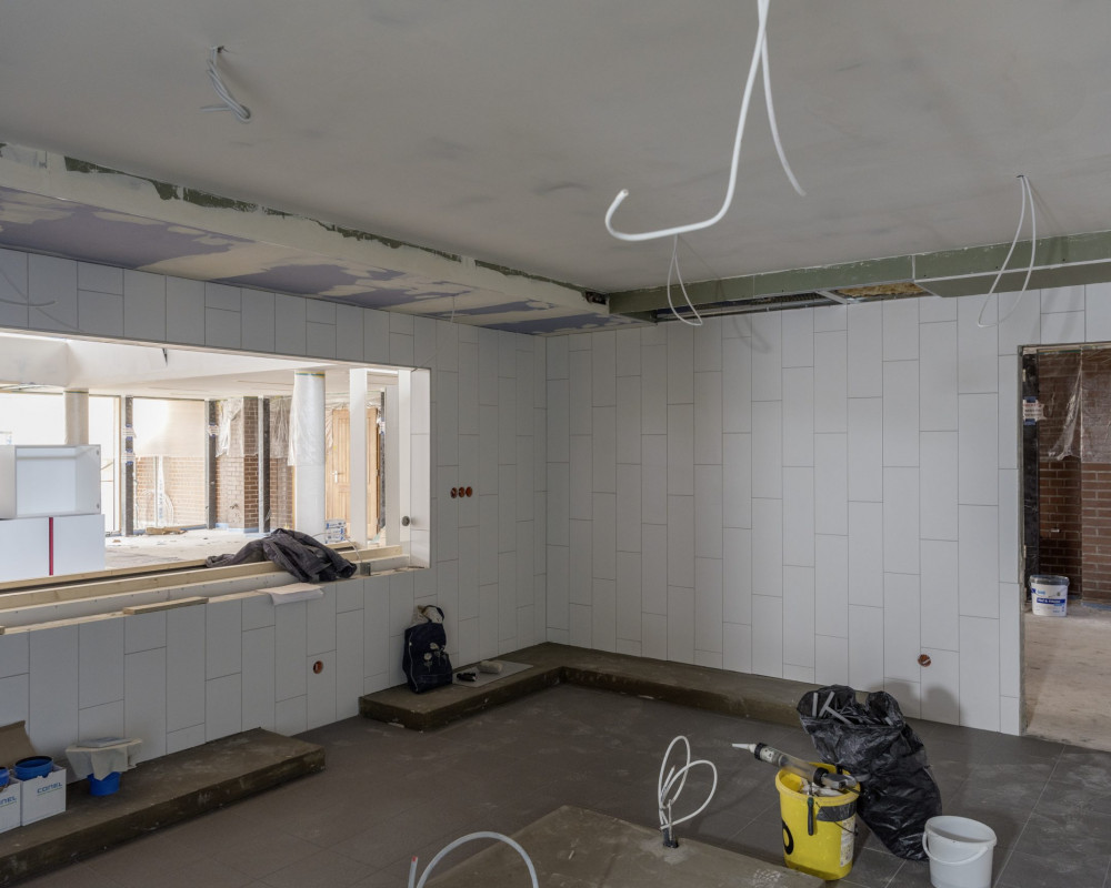 Die Küche ist fertig gefliest.