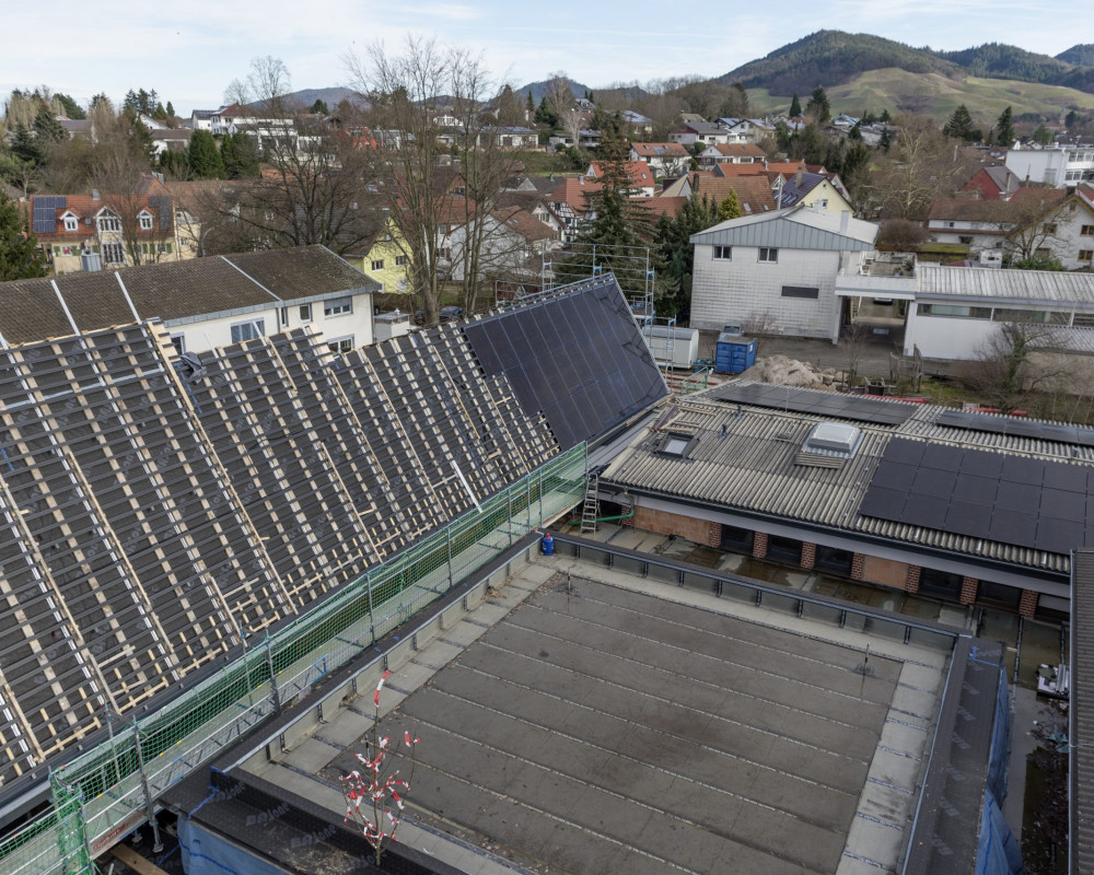 Die Ersten PV-Panele wurden montiert.