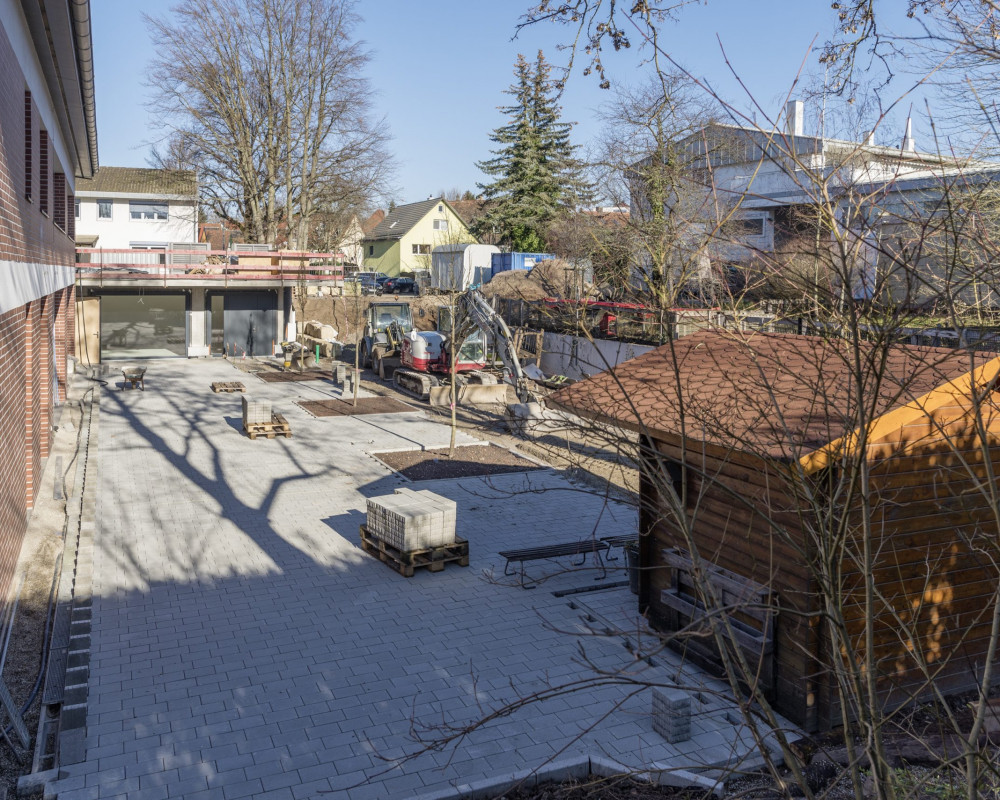 Die Pflasterarbeiten gehen weiter voran.
