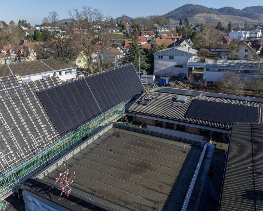 Auch mit den PV-Panelen geht es voran.