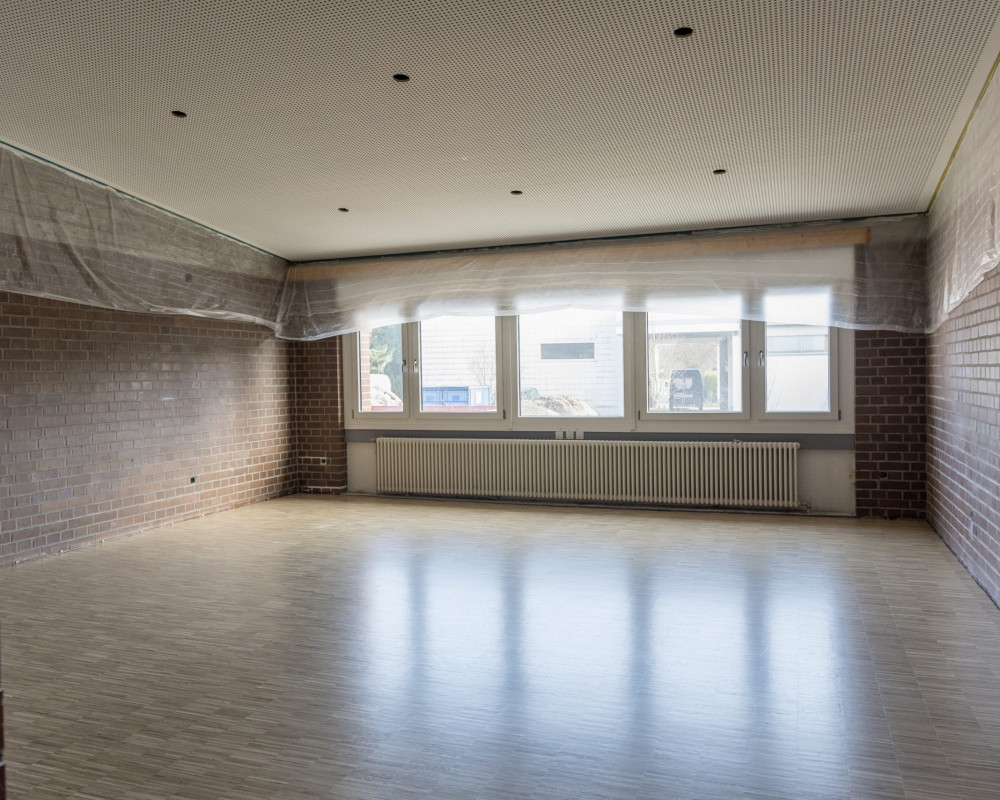 Das Parkett ist geschliffen und versiegelt.