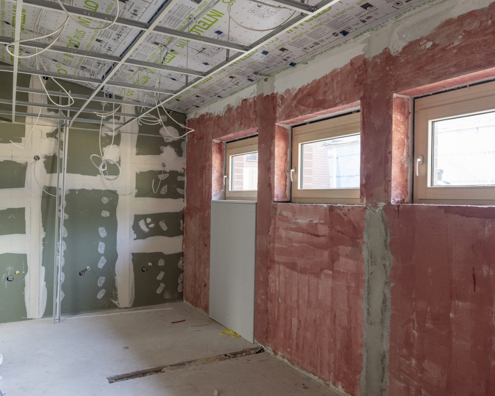 Die Abhängedecke wurde teilweise montiert.