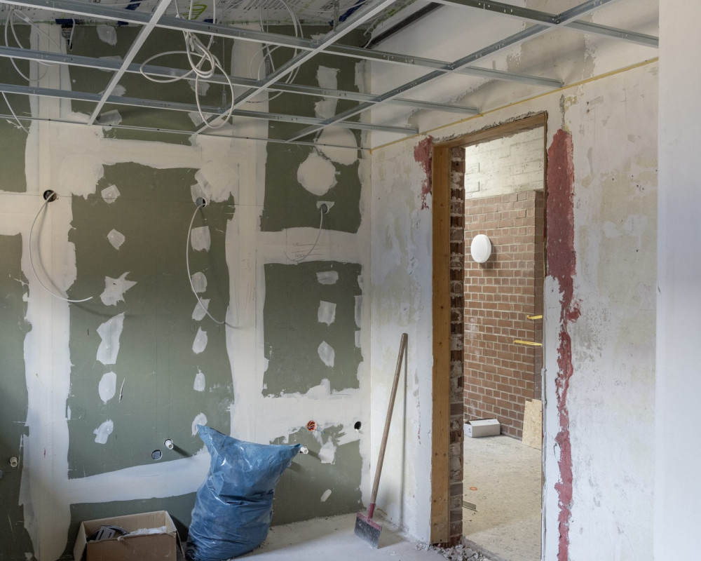 Die Abhängedecke wurde teilweise montiert.