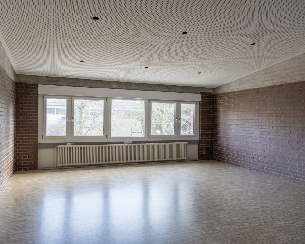 Das Parkett ist geschliffen und versiegelt.