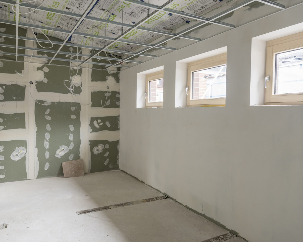 Die Wände wurden gespachtelt und grundiert.