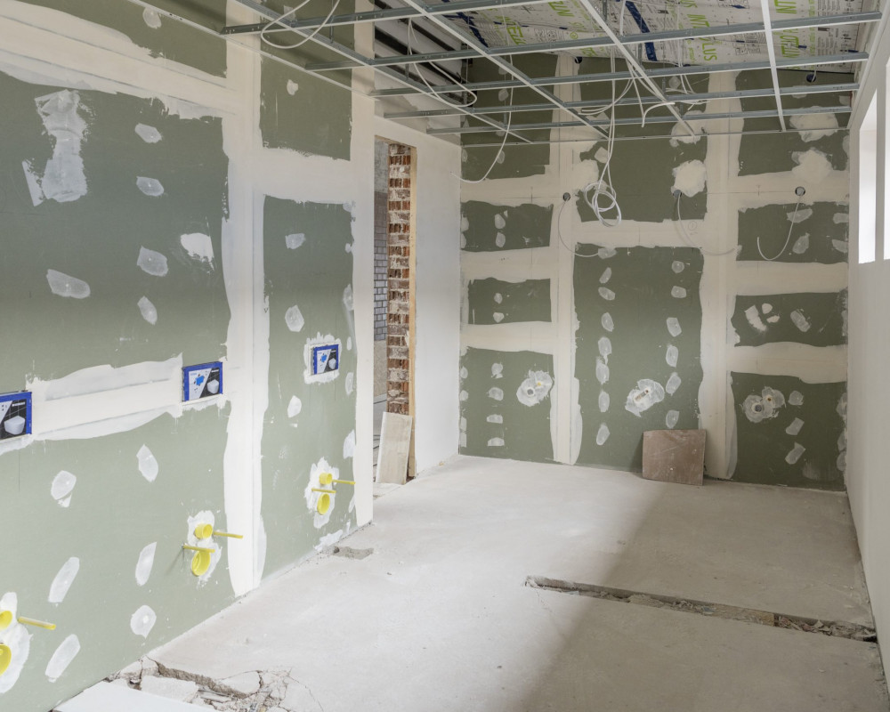 Die Wände wurden gespachtelt und grundiert.