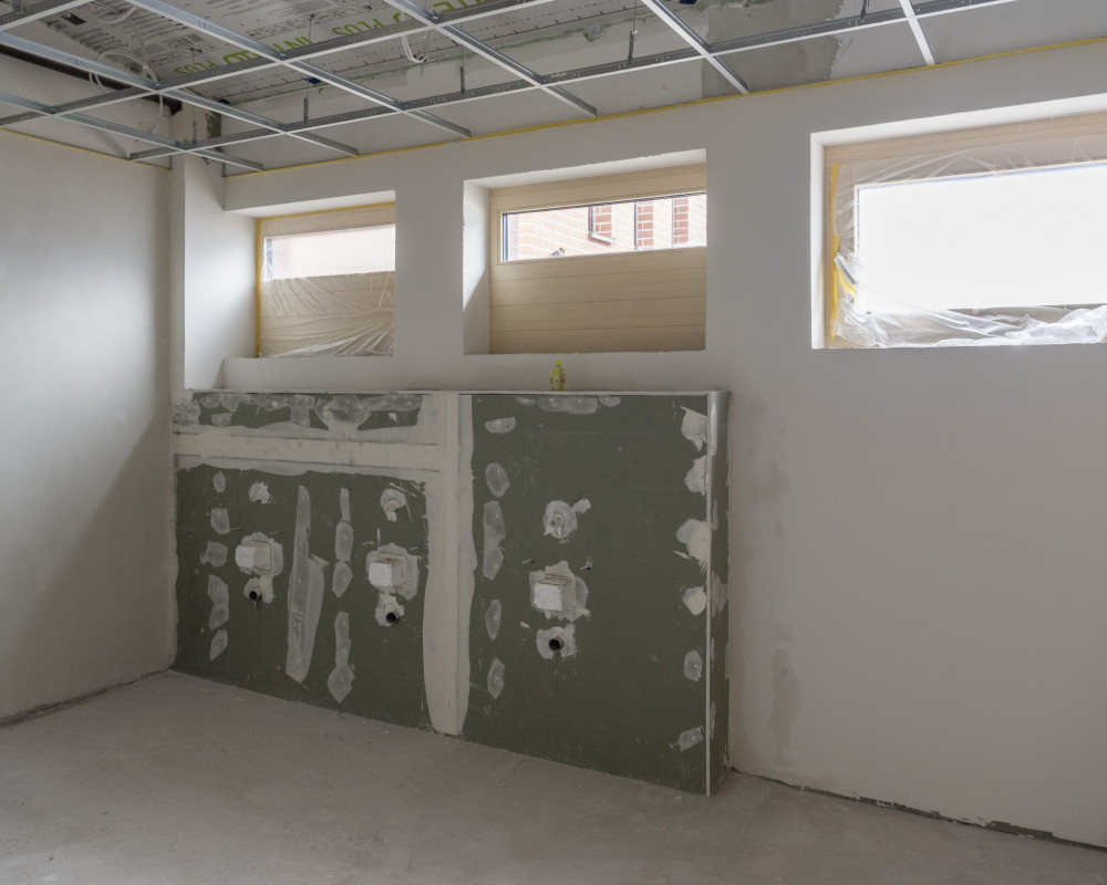 Die Wände wurden gespachtelt und grundiert.