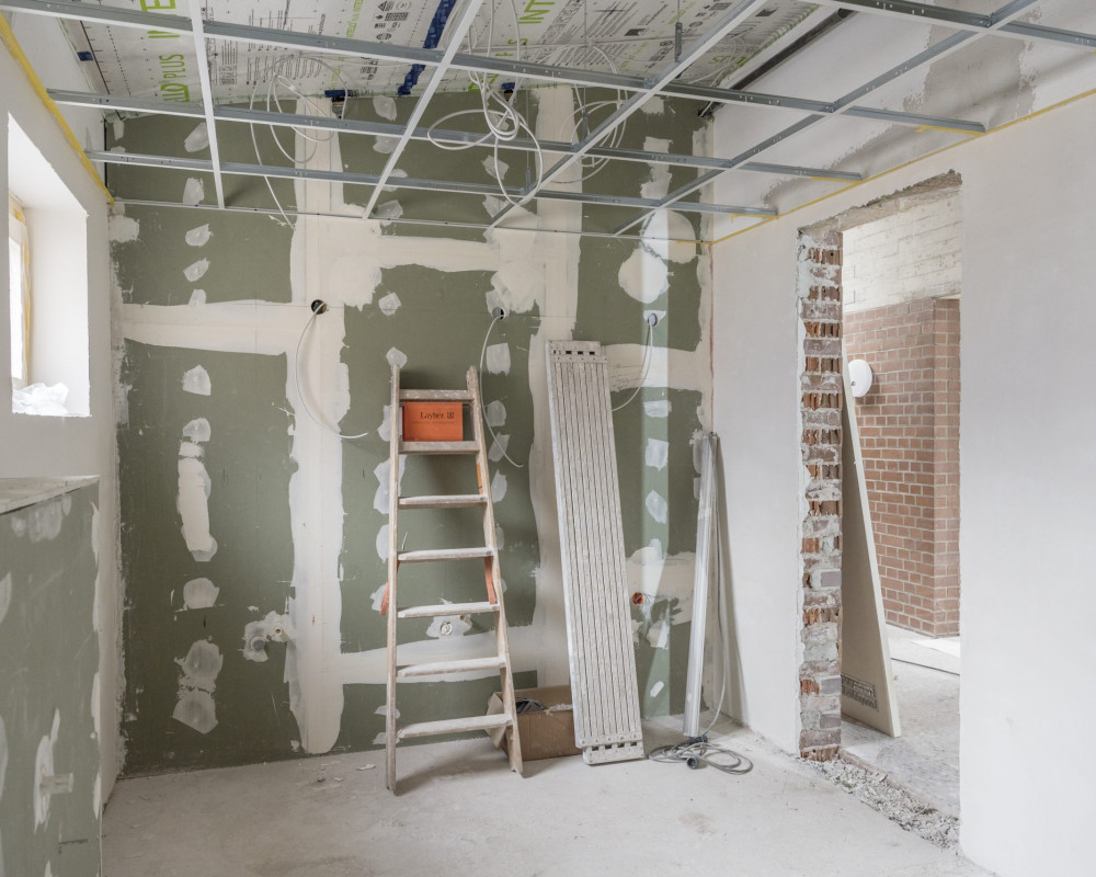 Die Wände wurden gespachtelt und grundiert.