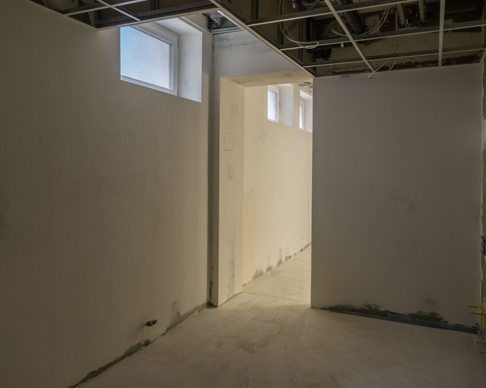 Die Wände wurden gespachtelt und grundiert.