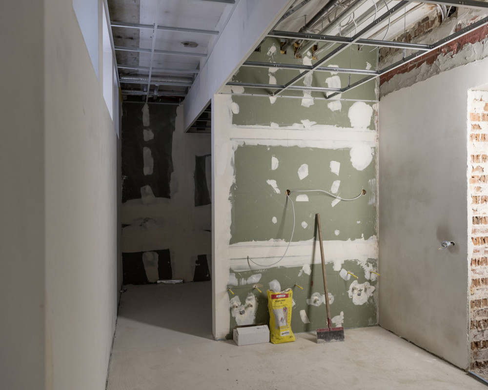 Die Wände wurden gespachtelt und grundiert.