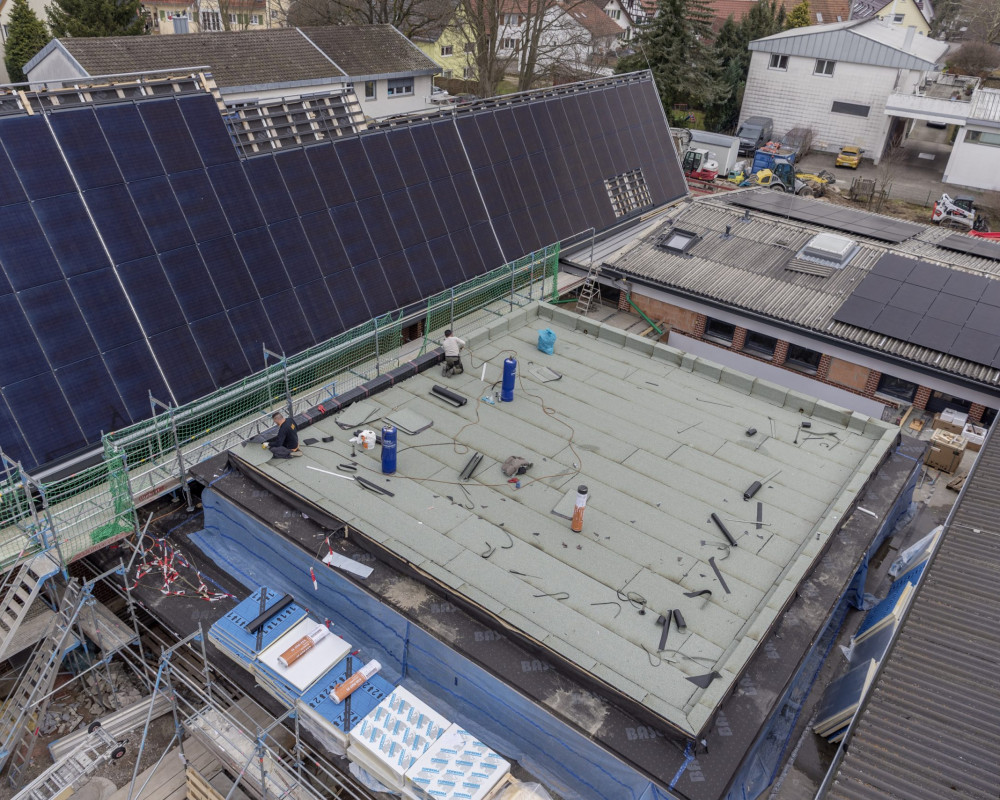 Das Dach auf dem Forum wurde isoliert und abgedichtet.