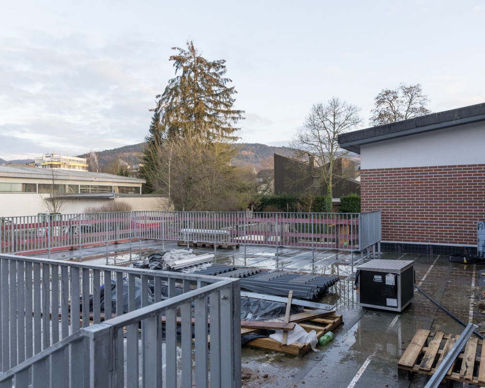 Die Dachterrasse auf dem Mehrzweckraum hat nun ein Geländer bekommen.