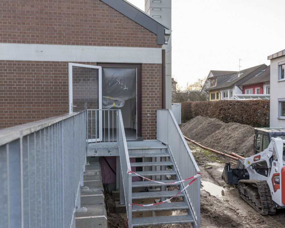 Die Dachterrasse auf dem Mehrzweckraum hat nun ein Geländer bekommen.