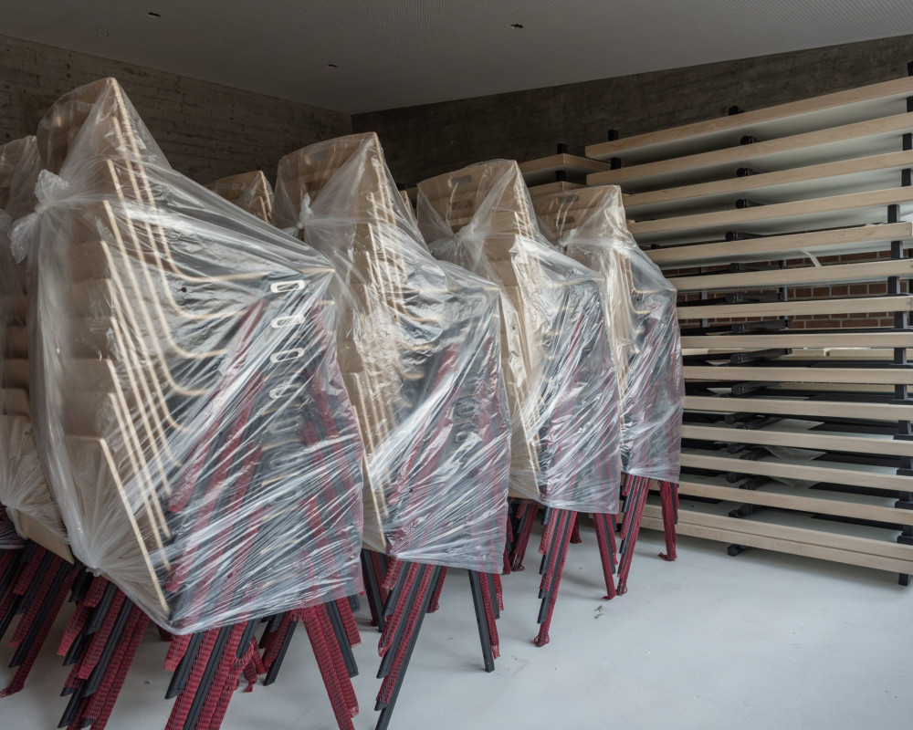 Die neuen Tische und Stühle wurden angeliefert.