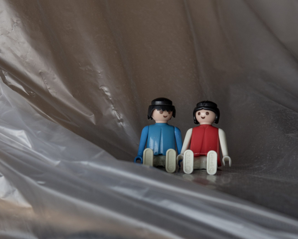 "Und die neuen Tische und Stühle sind auch schon da!"