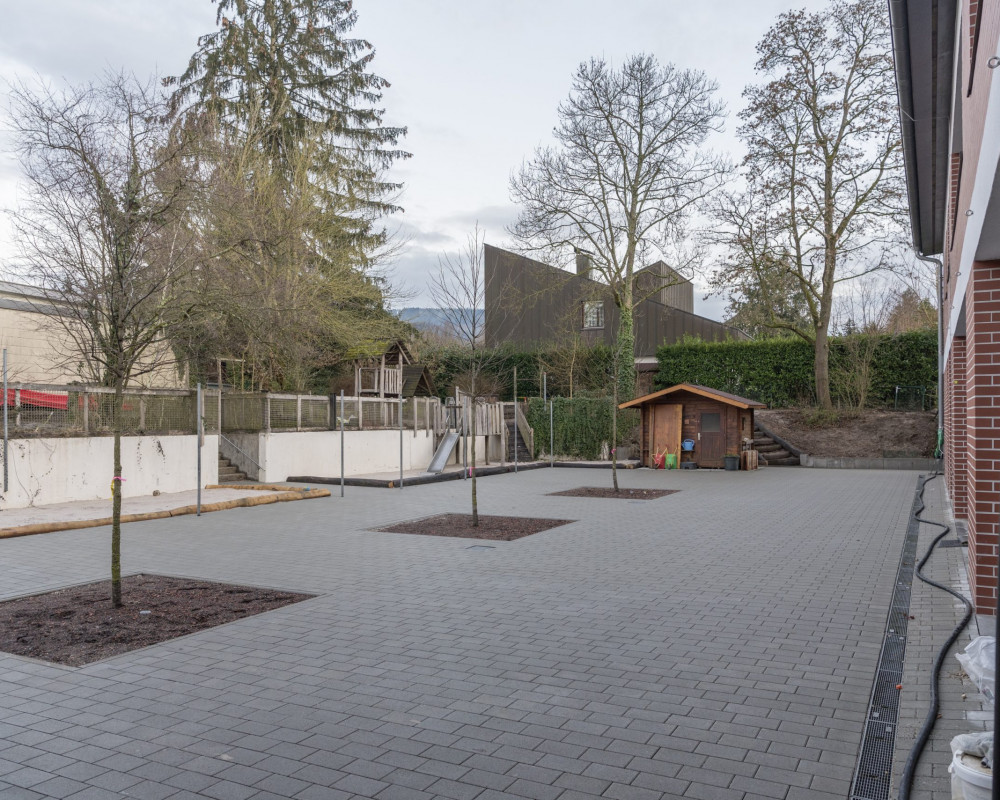 Die Pflasterarbeiten sind nahezu abgeschlossen.