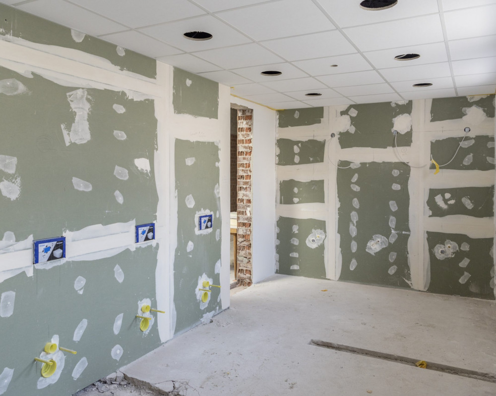 Die Wände wurden gestrichen und die Abhängedecke wurde eingebaut.