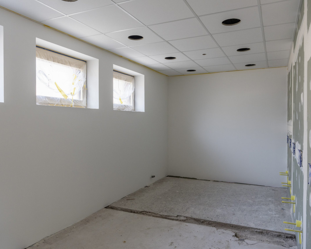 Die Wände wurden gestrichen und die Abhängedecke wurde eingebaut.