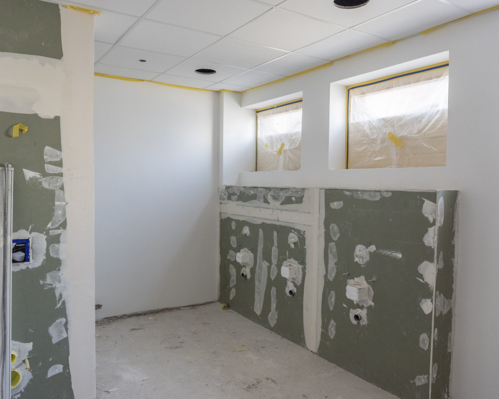 Die Wände wurden gestrichen und die Abhängedecke wurde eingebaut.