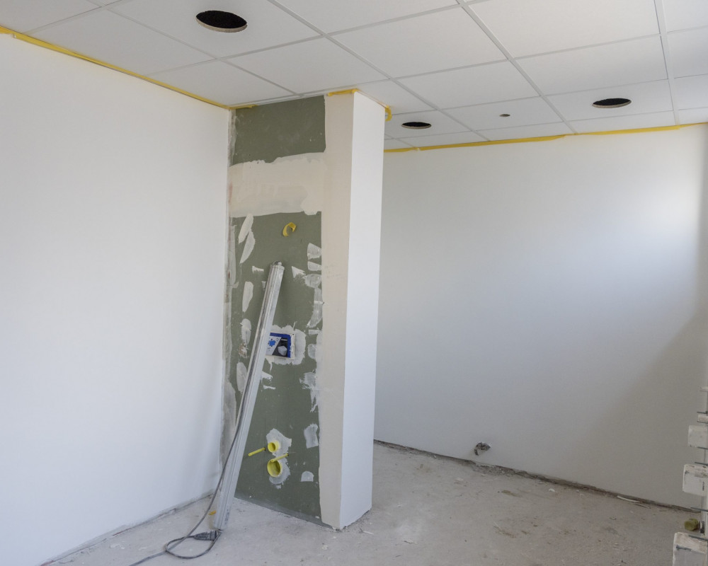 Die Wände wurden gestrichen und die Abhängedecke wurde eingebaut.