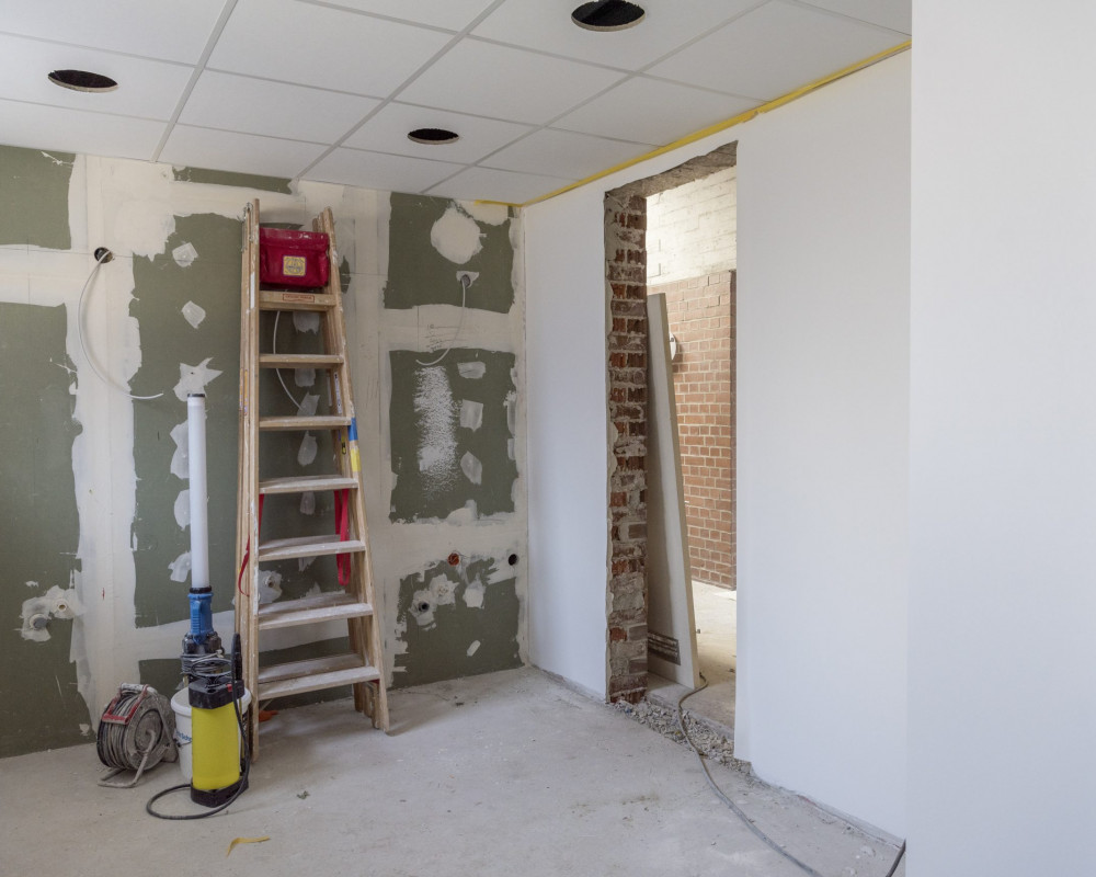 Die Wände wurden gestrichen und die Abhängedecke wurde eingebaut.