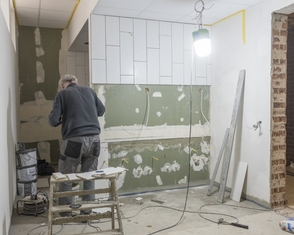 Die Wände wurden gestrichen, die Abhängedecke wurde eingebaut und die Fliesen werden verlegt.