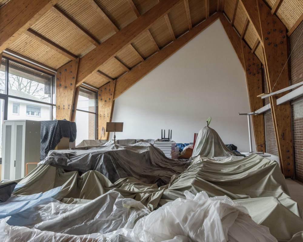 Und in den Gemeindesaal gestellt.